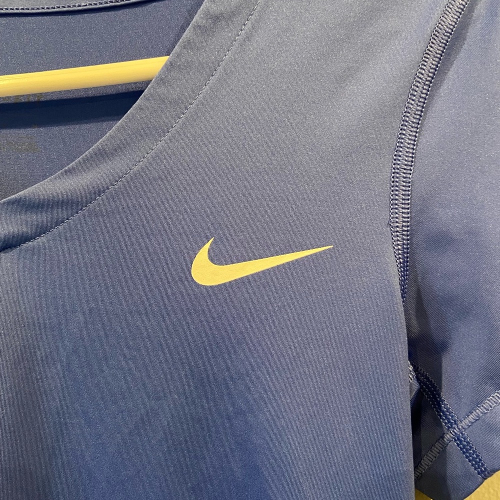 Nike V-neck tshirt NWOT - Picture 2 of 4
